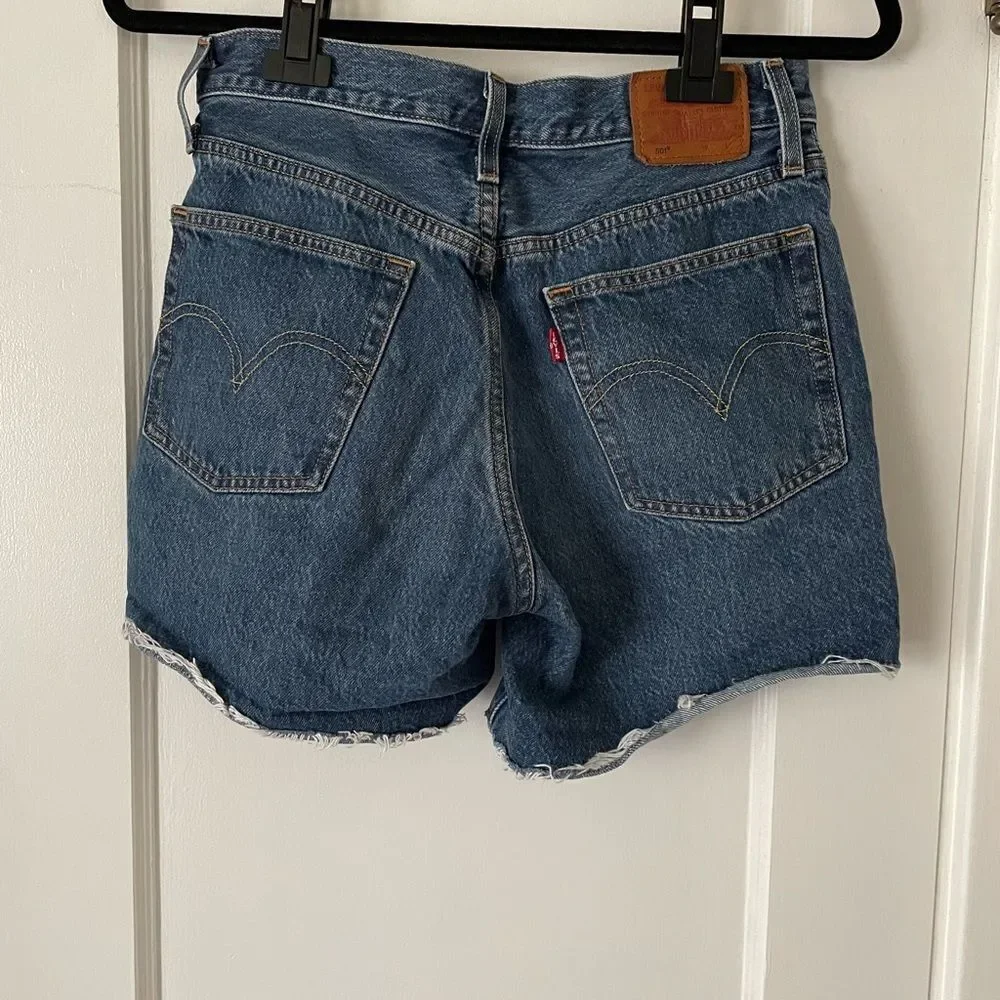 Levi's Premium Denim 501 High Rise Shorts Size 26 Raw Hem Medium Wash Button Fly - Picture 2 of 6